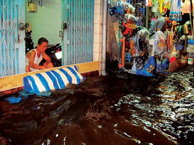High tide brings muck and dirt onto Ngo Tat To Street in Binh Thanh District on October 17 (Photo: SGGP) High tide brings muck and dirt onto Ngo Tat To Street in Binh Thanh District on October 17 (Photo: SGGP)